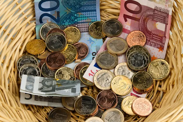 Cesta de donación para recogida. donación monetaria a € — Foto de Stock