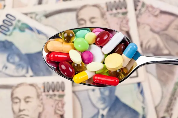 Tabletler ve Japonca yen para birimi — Stok fotoğraf
