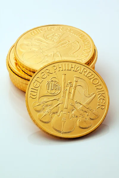 Investice do pravého zlata než zlaté mince — Stock fotografie