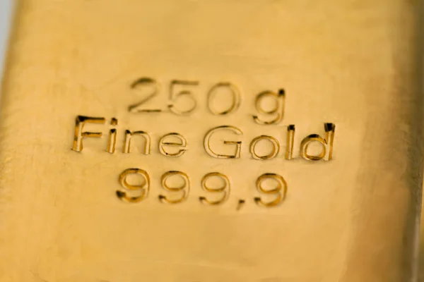 Investimenti in oro vero rispetto ai lingotti d'oro — Foto Stock