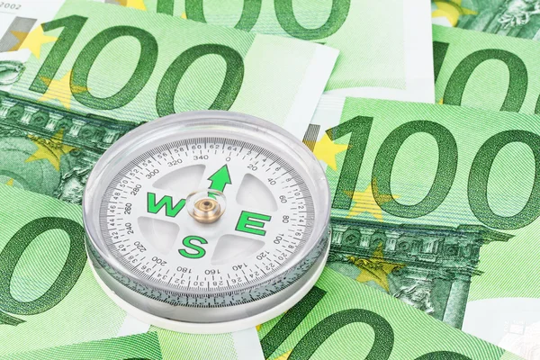 Euro banknot para ve pusula — Stok fotoğraf
