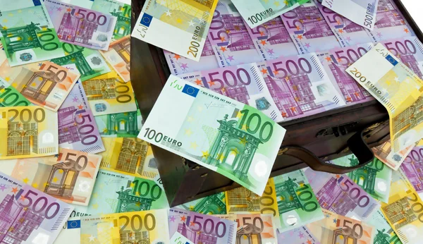 Euro banknot ile göğüs. mali kriz, kriz, okul — Stok fotoğraf