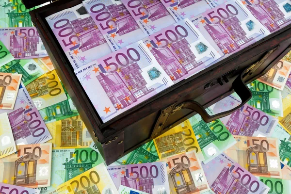 Borst met eurobankbiljetten. financiële crisis, crisis, scholen — Stockfoto