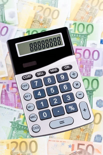 Банкноты и калькулятор евро — стоковое фото