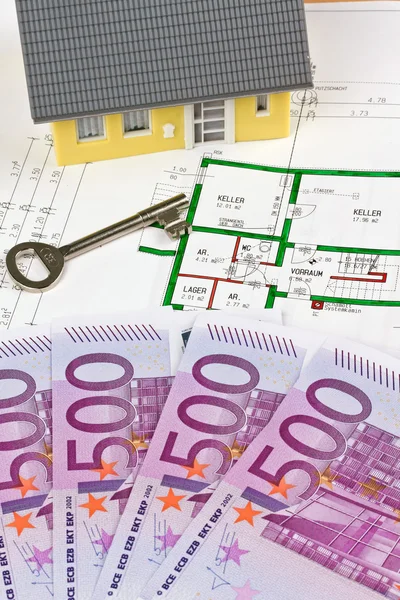 Notas de euro e plano de uma casa — Fotografia de Stock