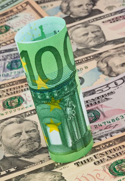 Евро и долларовые купюры — стоковое фото