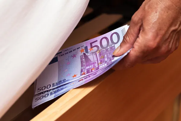 ベッドの下に隠されたユーロ紙幣 — ストック写真