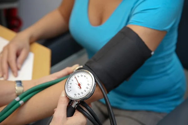 Arzt bei Blutdruck — Stockfoto