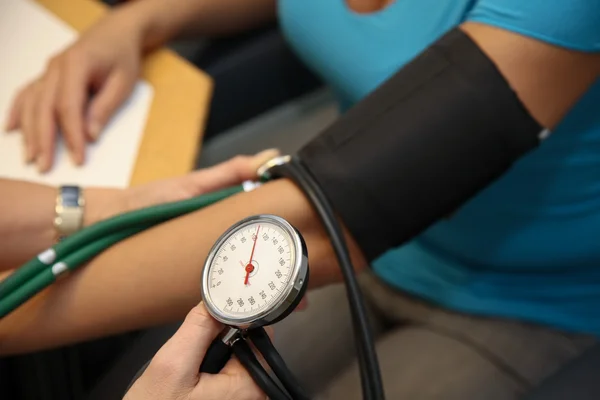 Arzt bei Blutdruck — Stockfoto
