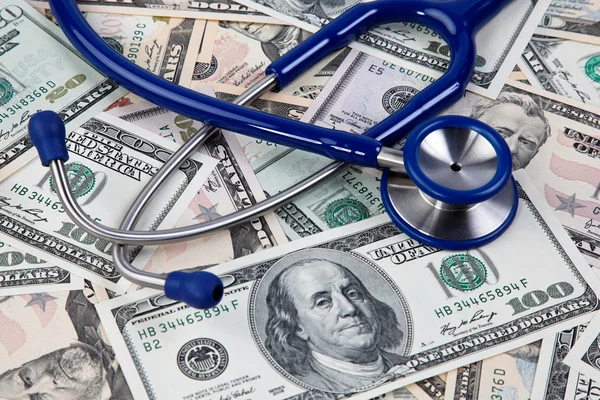 Costes de salud, estetoscopio y dietas en dólares — Foto de Stock