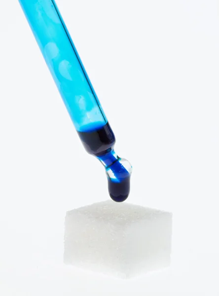 Bir küp şeker üzerine aşı sembolü — Stok fotoğraf
