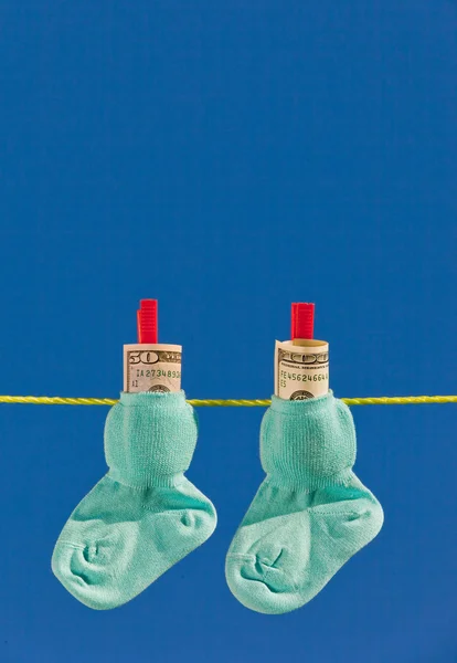 Детские носки с долларовыми купюрами — стоковое фото