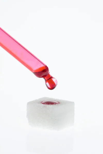 Simbolo di vaccino su un cubetto di zucchero — Foto Stock