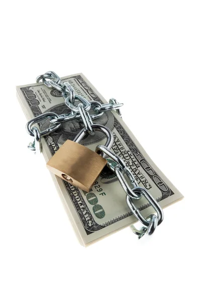 Billetes de dólar con candado y cadena . — Foto de Stock