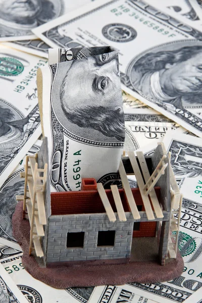 Carcaça em casa. financiamento com notas de dólar — Fotografia de Stock