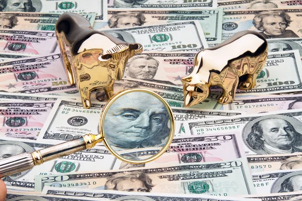 Dólar notas de moeda com touro e urso — Fotografia de Stock