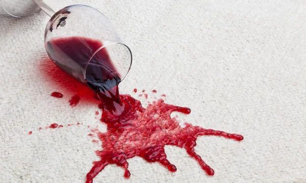 Vetro di vino rosso tappeto sporco . — Foto Stock