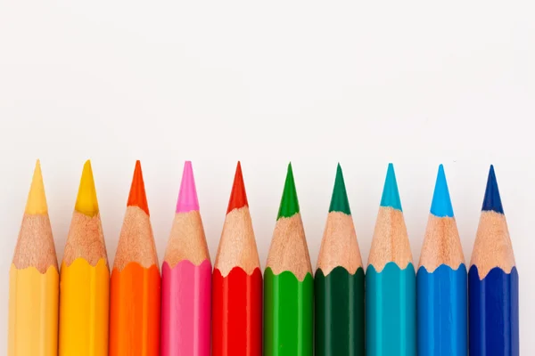하얀 배경에 색으로 칠 해진 연필 — 스톡 사진