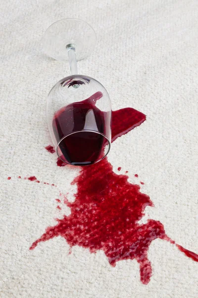 Kırmızı şarap cam kirli halı. — Stok fotoğraf