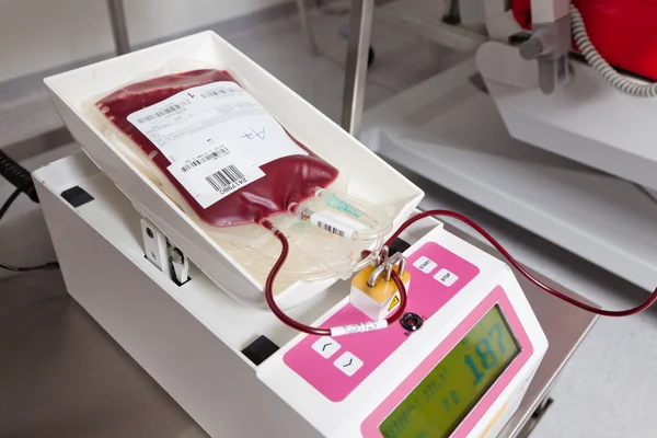 Кровь из донорской крови в лаборатории крови — стоковое фото