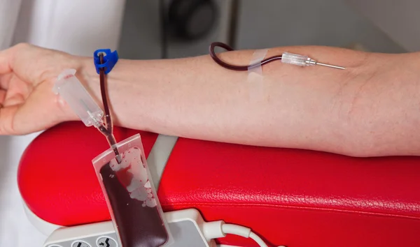 Sangre de la sangre donada en el laboratorio de sangre —  Fotos de Stock
