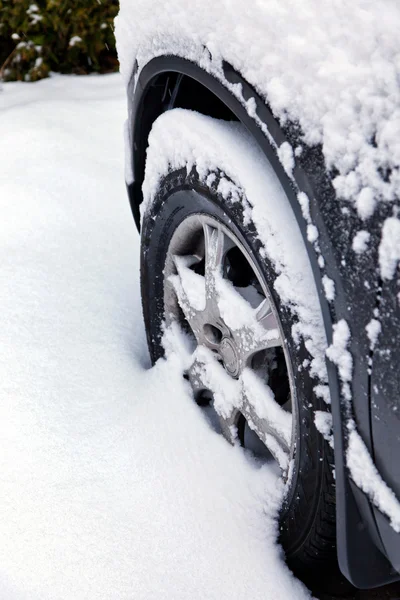 Neumáticos de invierno en un coche en la nieve . — Foto de Stock