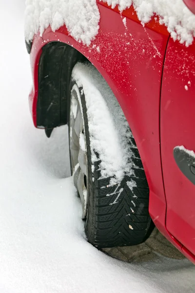 雪の中で車に冬用タイヤ. — ストック写真