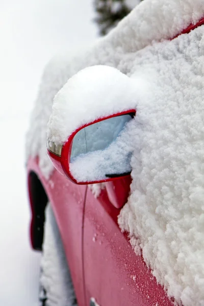 Neve fresca su una macchina parcheggiata — Foto Stock
