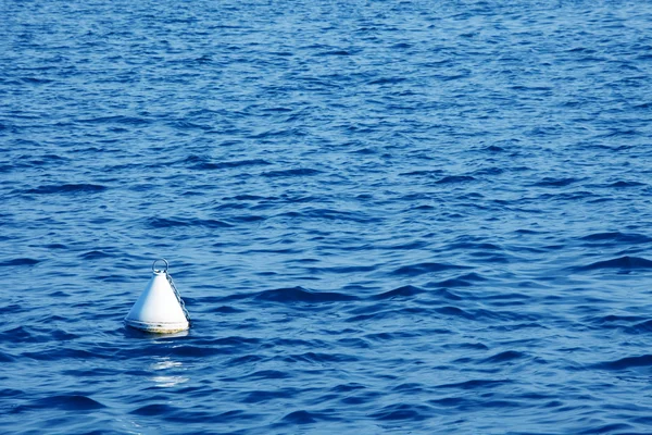 Gölde tekne için şamandıra — Stok fotoğraf