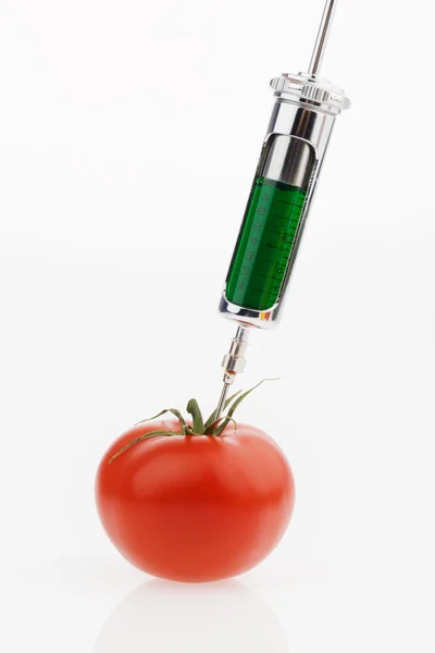 Tomate mit einer Spritze. Foto-Symbol genetische Tomaten — Stockfoto