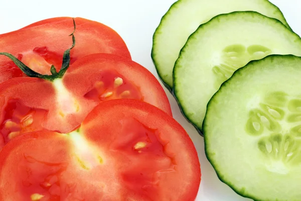 Tomaten- und Gurkenscheiben — Stockfoto