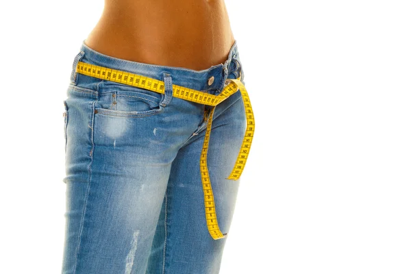 Mujer delgada en jeans con cinta métrica — Foto de Stock