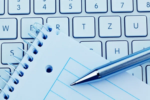 Note pad and keyboard of a computer — Stock Photo, Image