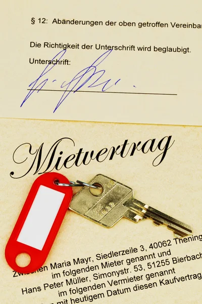 Apartamento chaves e contrato de aluguer — Fotografia de Stock