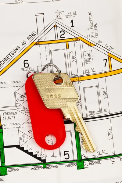 Klíčem od bytu a modrotisk — Stock fotografie