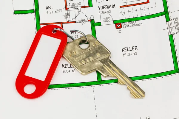 Lägenhet nyckel och plan — Stockfoto