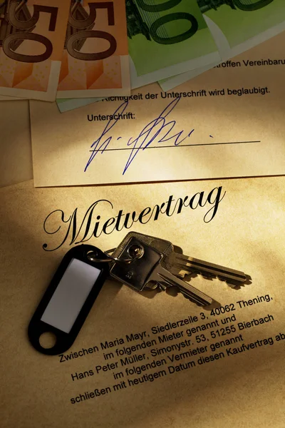 Apartment keys and rental agreement — Stock Photo, Image