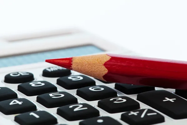 Lápis vermelho e calculadora — Fotografia de Stock
