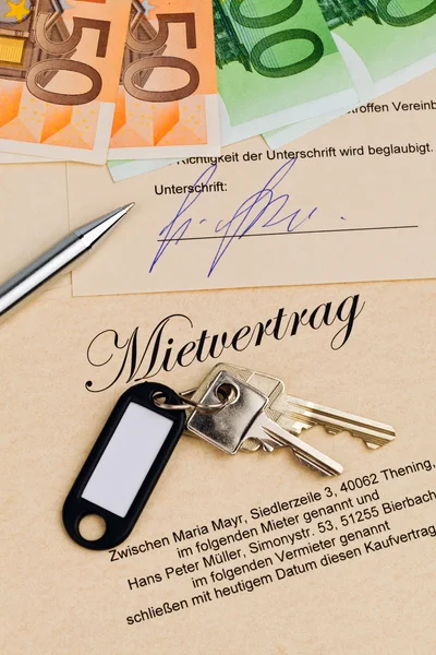 Apartment keys and rental agreement — Stock Photo, Image