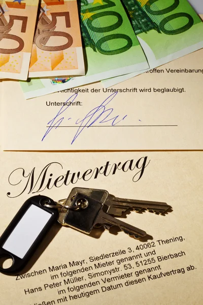 Wohnungsschlüssel und Mietvertrag — Stockfoto