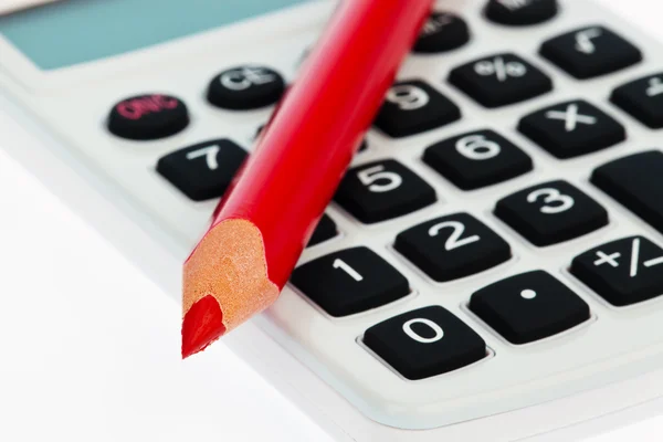 Lápis vermelho e calculadora — Fotografia de Stock