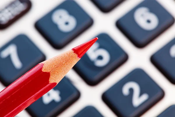 Lápiz rojo y calculadora — Foto de Stock