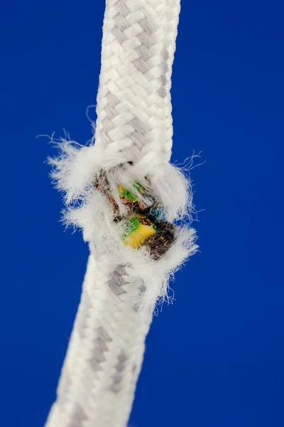 Перерезанные кабели питания — стоковое фото