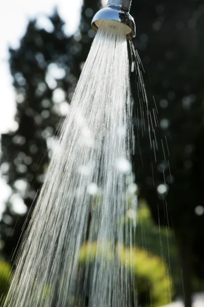 Feixe de um chuveiro ao ar livre — Fotografia de Stock