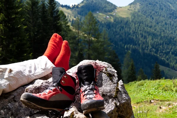 Gyalogos csizma a túrázás a hegyekben — Stock Fotó