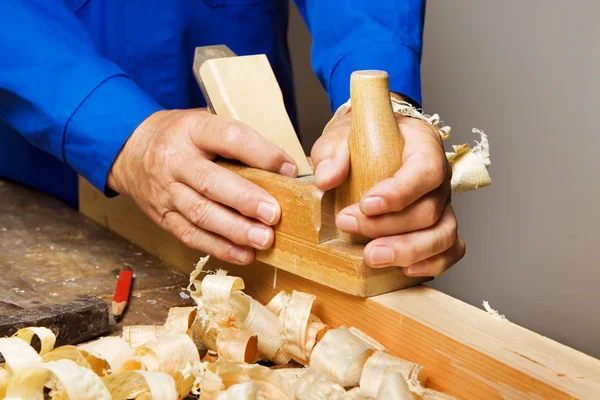 Tukang kayu dengan kayu — Stok Foto