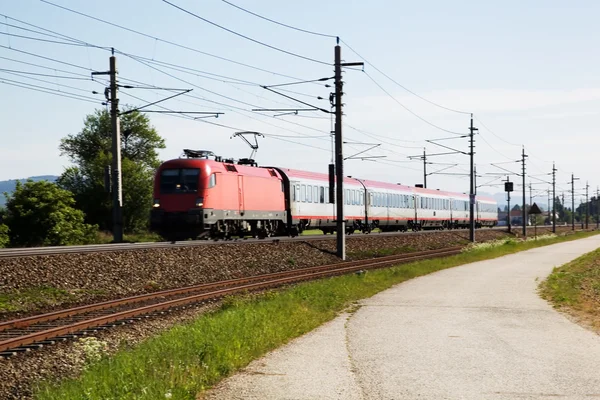 Trainen op railroad tracks — Stockfoto