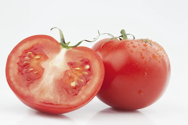 Tomate auf weißem Hintergrund — Stockfoto