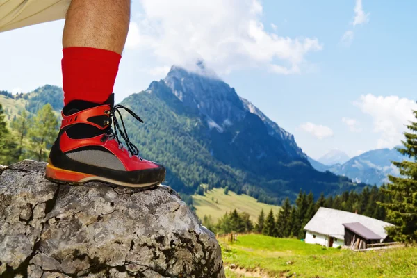Wandelen laarzen voor wandelen in de bergen — Stockfoto