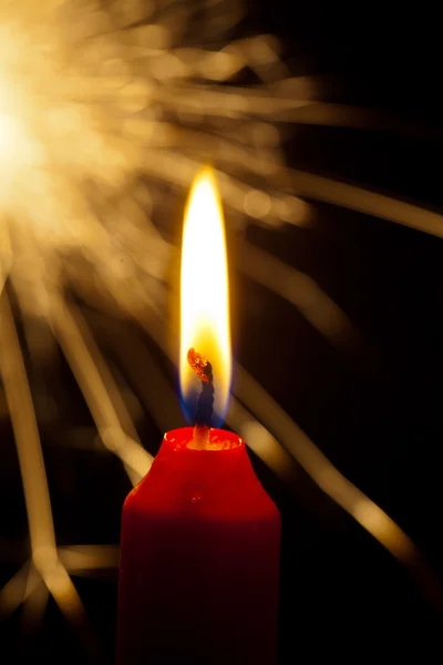 Flamme einer Kerze mit Wunderkerze — Stockfoto